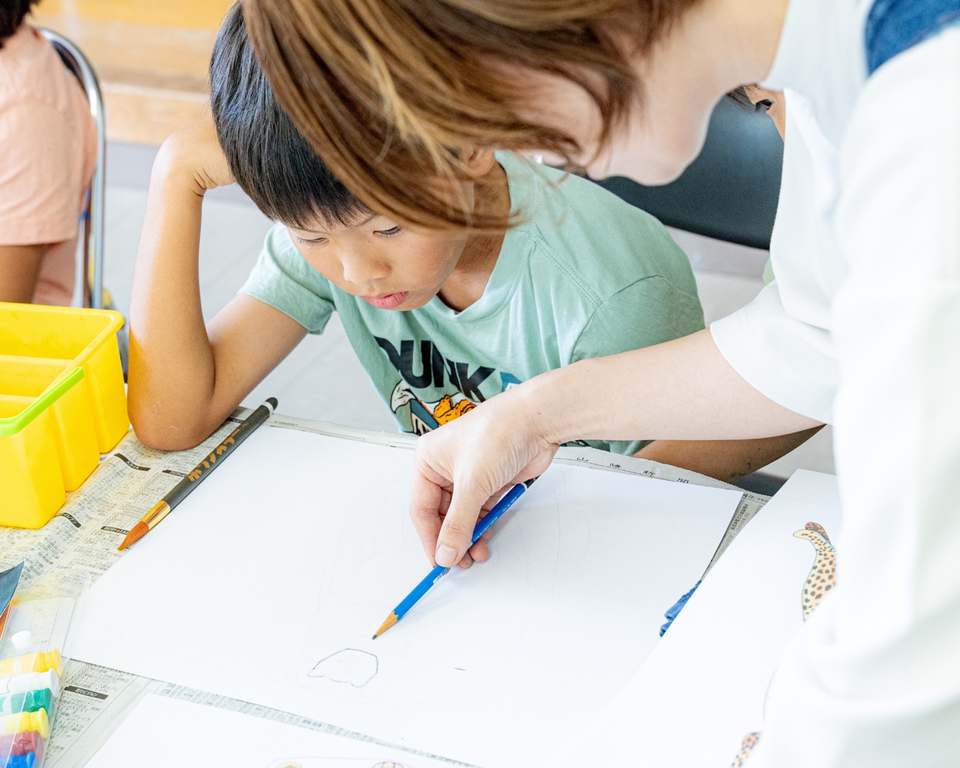 先生と一緒に作品について考える様子